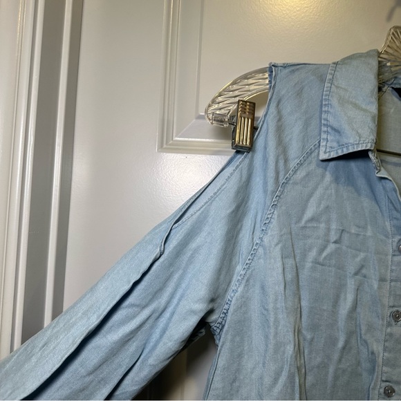 Zac & Rachel Light Wash Chambray Cold Shoulder Button Up Blouse S - Picture 4 of 10